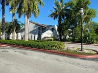 4990 NW 97th Pl in Doral, FL - Foto de edificio - Building Photo