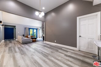 1112 S Highland Ave in Los Angeles, CA - Building Photo - Building Photo