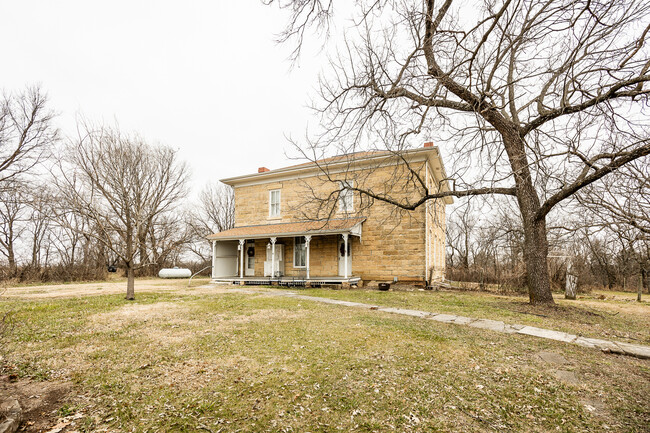 7827 Old 77 Hwy in Milford, KS - Foto de edificio - Building Photo