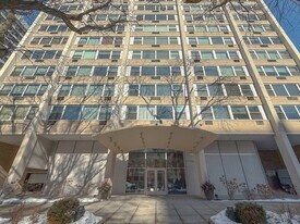 336 W Wellington Ave, Unit 1502 in Chicago, IL - Building Photo