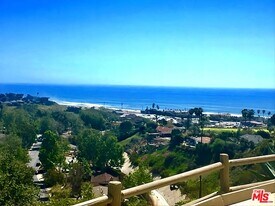 6232 Tapia Dr in Malibu, CA - Building Photo