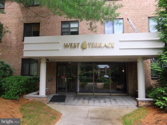 1640 Oakwood Dr in Narberth, PA - Building Photo - Building Photo