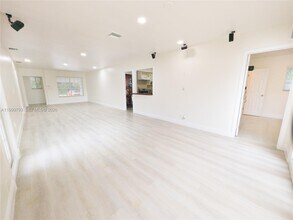 5781 SW 25th St in Miami, FL - Building Photo - Building Photo