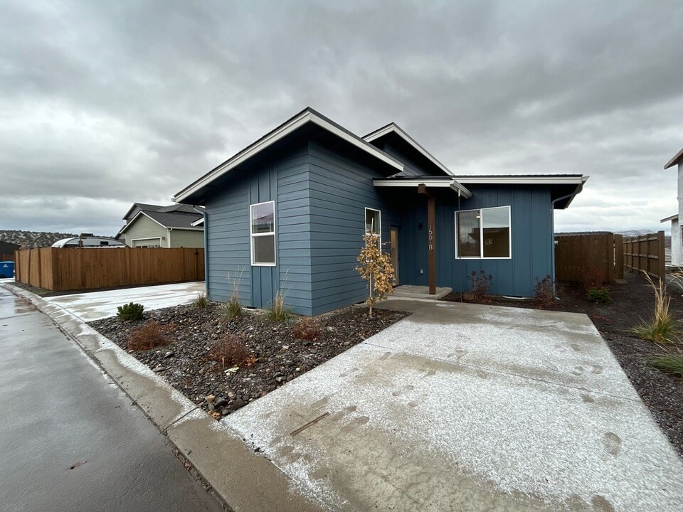 1551 NE Perspective Dr in Prineville, OR - Building Photo