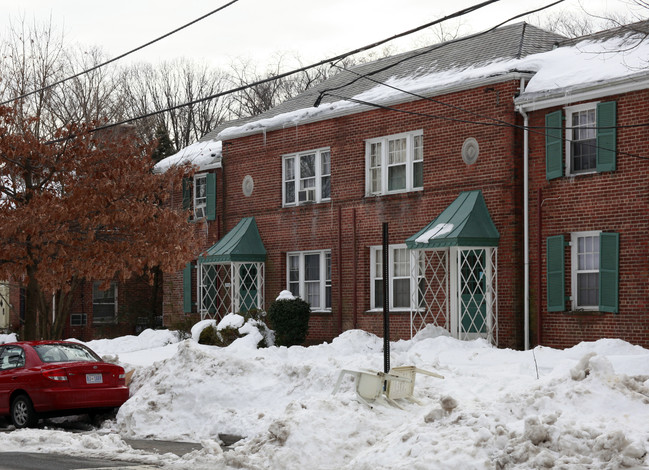 3930 W St NW in Washington, DC - Foto de edificio - Building Photo