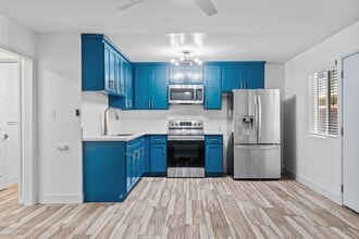 1332 Walnut Ave in Long Beach, CA - Foto de edificio - Building Photo