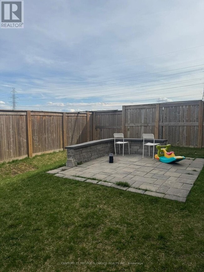 120 Vineberg Dr in Hamilton, ON - Building Photo - Building Photo