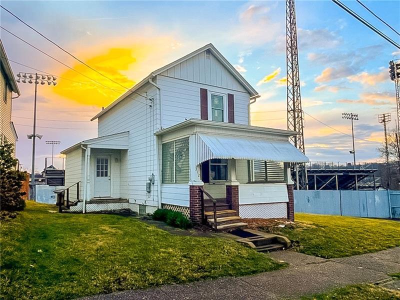 312 Jackson Ave in Vandergrift, PA - Building Photo
