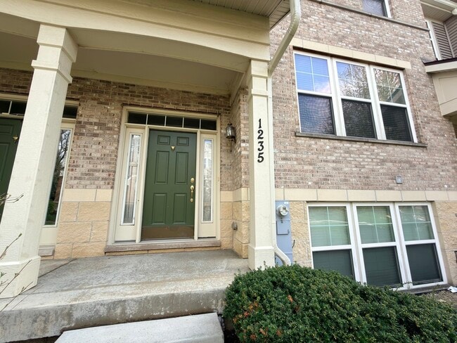 1235 Tuscany Dr in Streamwood, IL - Building Photo - Building Photo