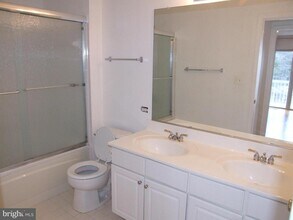 1930 Crescent Park Dr in Reston, VA - Building Photo - Building Photo