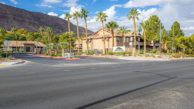 231 W Horizon Ridge Pkwy in Henderson, NV - Building Photo - Building Photo