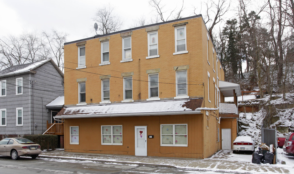 646 Baldwin St in Bridgeville, PA - Foto de edificio