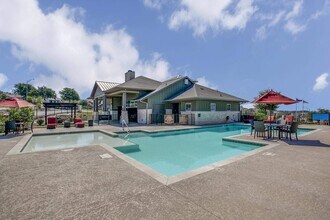 Overlook at Stone Oak Park Apartments in San Antonio, TX - Foto de edificio - Building Photo
