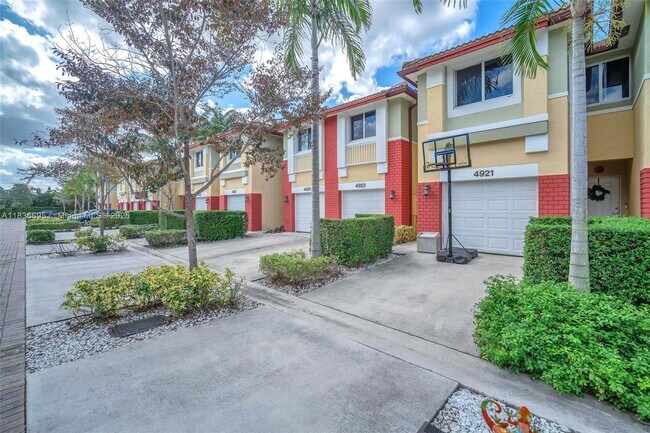 4923 SW 66th Terrace in Davie, FL - Building Photo - Building Photo
