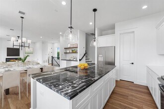 2510 Gray St in Houston, TX - Building Photo - Building Photo