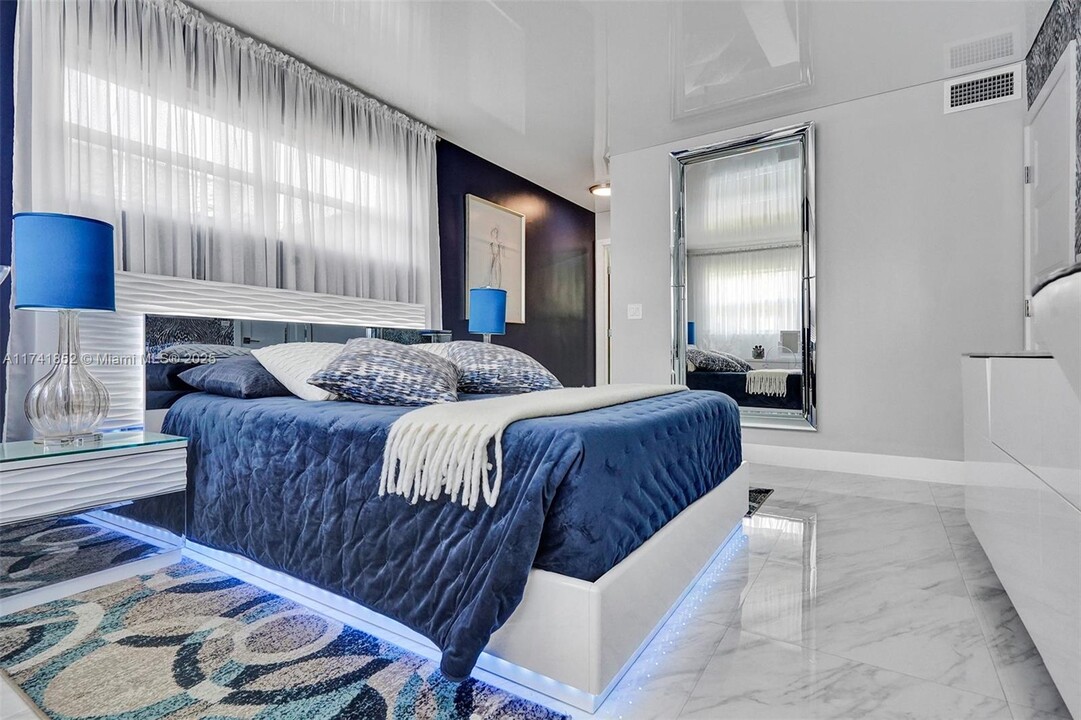2600 Diana Dr in Hallandale Beach, FL - Building Photo
