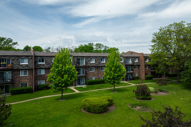 Bay Colony Condominiums in Des Plaines, IL - Building Photo - Building Photo