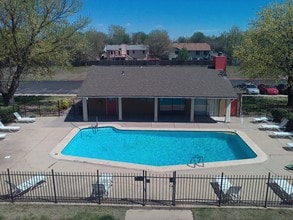 Cedar Lakes Apartments in Wichita, KS - Foto de edificio - Building Photo