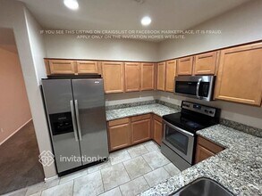 6805 S 70th Dr in Phoenix, AZ - Foto de edificio - Building Photo