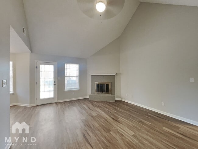 1041 Spanish Trail Ln in Cordova, TN - Foto de edificio - Building Photo