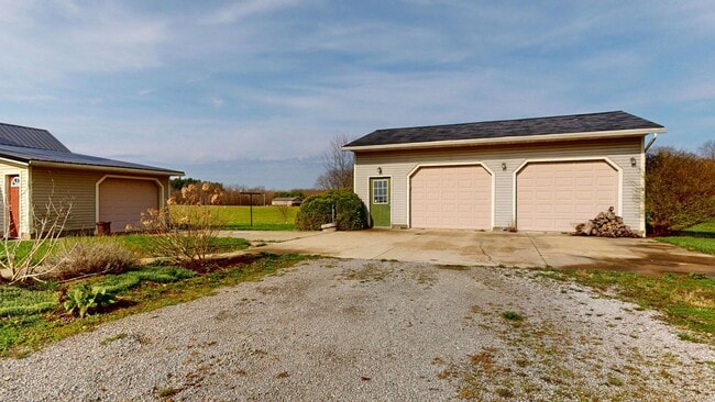 924 Lattimer Rd W in Shiloh, OH - Building Photo - Building Photo