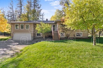 17922 N Hatch Rd in Colbert, WA - Building Photo - Building Photo