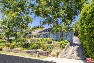 11339 Thurston Pl in Los Angeles, CA - Building Photo - Building Photo