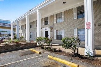 Casa Grande Apartments in Houston, TX - Building Photo - Building Photo