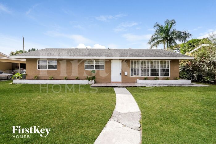 4962 Pineaire Ln in West Palm Beach, FL - Building Photo