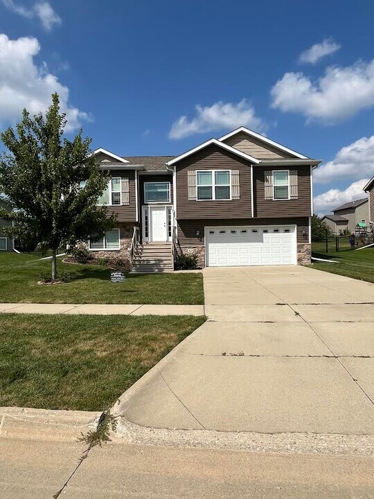 320 S Stewart St in North Liberty, IA - Building Photo