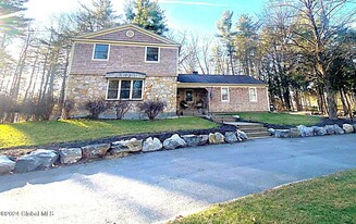 63 Fieldstone Dr