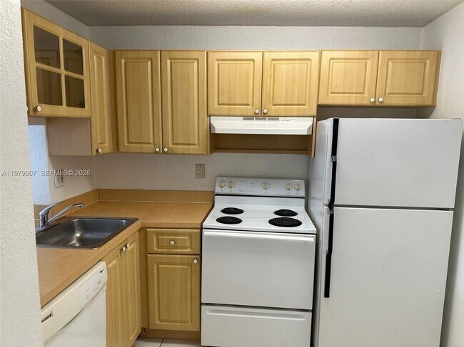 9350 Fontainebleau Blvd in Miami, FL - Building Photo - Building Photo