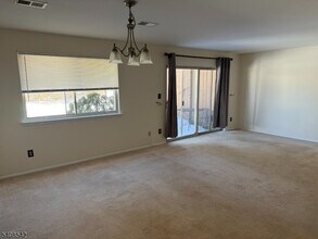 172 Drake Ln in Roxbury Township, NJ - Foto de edificio - Building Photo