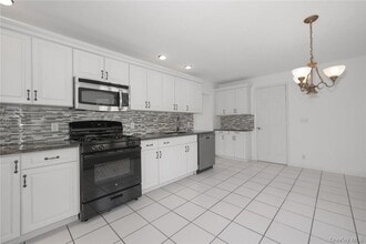 28 School St in Armonk, NY - Building Photo - Building Photo