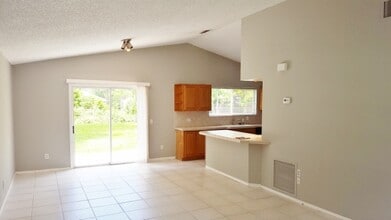 1626 SW Bascom Ave in Port St. Lucie, FL - Foto de edificio - Building Photo