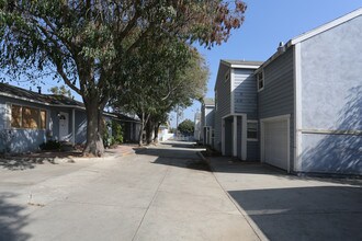 2212 Placentia Ave in Costa Mesa, CA - Foto de edificio - Building Photo