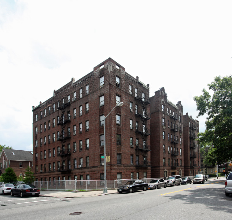 157-11 Sanford Ave in Flushing, NY - Building Photo