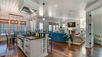 685 County Rd S-22-104 in Pawleys Island, SC - Building Photo - Building Photo