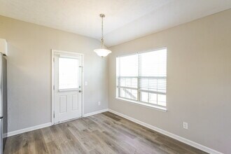 327 Lake Forest Dr in La Vergne, TN - Building Photo - Building Photo