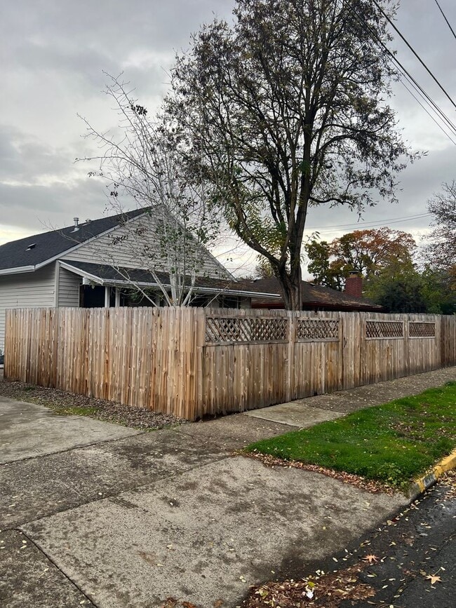 836 NE 8th St in Grants Pass, OR - Building Photo - Building Photo