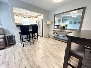 5300 Washington St, Unit D106 in Hollywood, FL - Foto de edificio - Building Photo