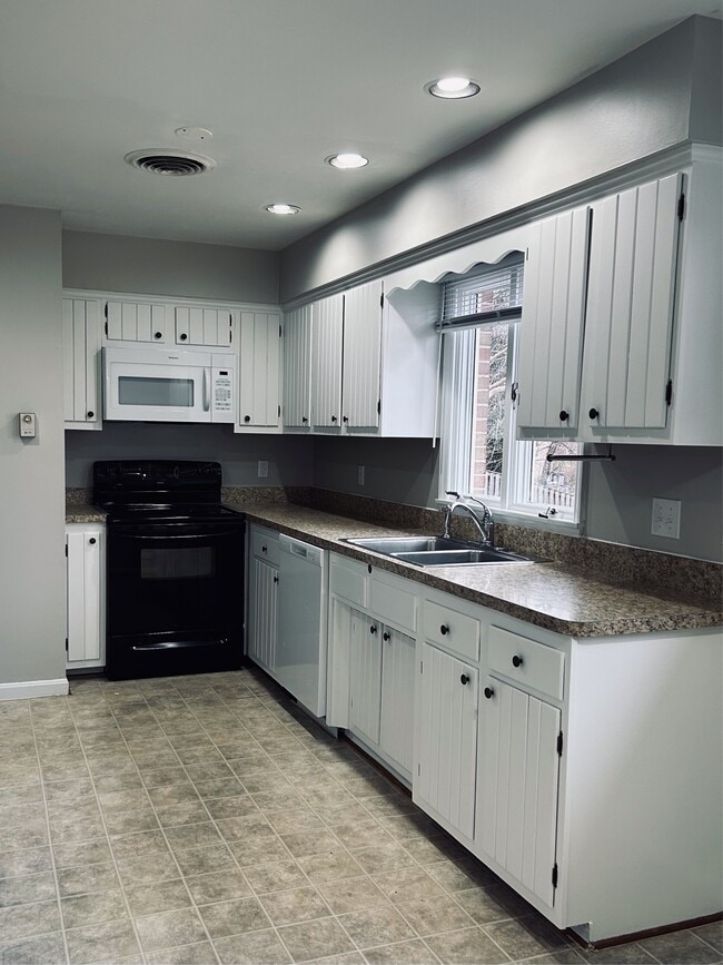 413 Briarmont Dr in Winchester, VA - Building Photo - Building Photo