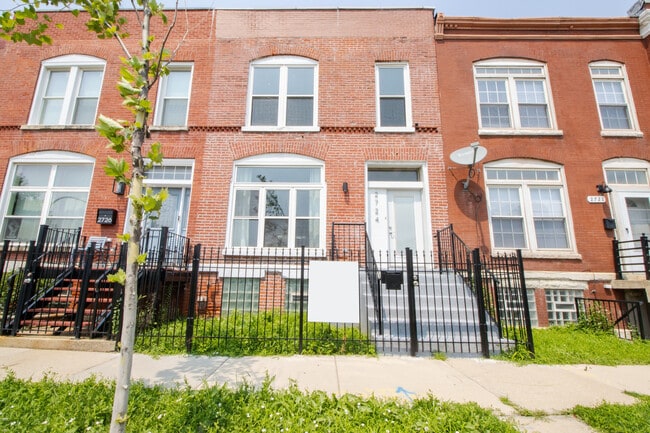 property at 2724 W Maypole Ave