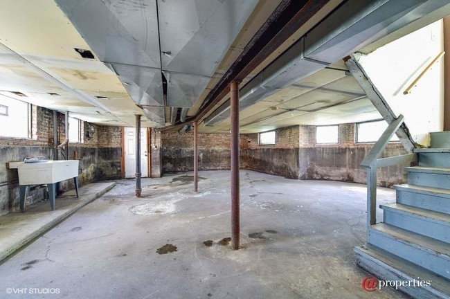 1518 W Marquette Rd in Chicago, IL - Building Photo - Interior Photo