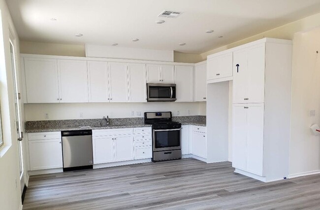 24707 6th St in San Bernardino, CA - Foto de edificio - Building Photo