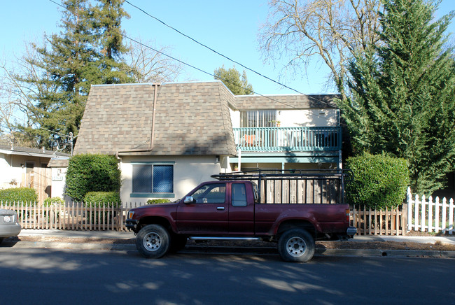 1420 Wright St in Santa Rosa, CA - Foto de edificio - Building Photo