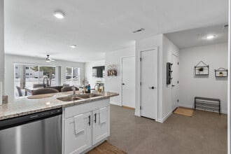 Pine Creek Apartments in Wisconsin Dells, WI - Foto de edificio - Building Photo