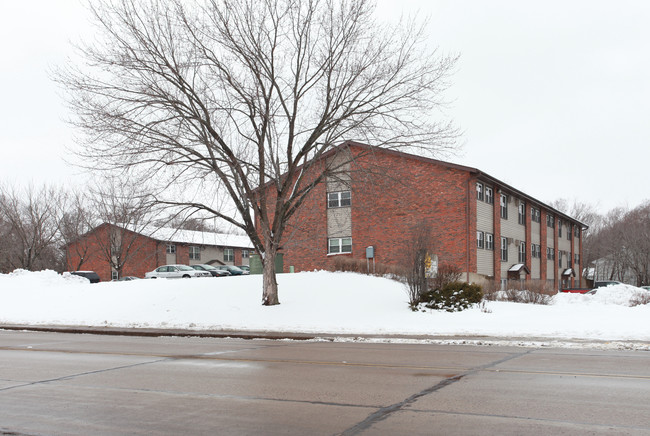 Brittany Court Apartments in Menomonie, WI - Building Photo - Building Photo