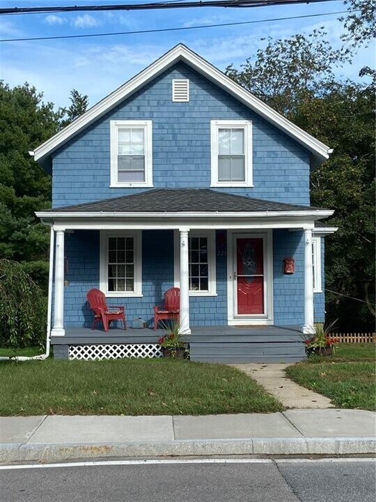 221 High St in South Kingstown, RI - Building Photo