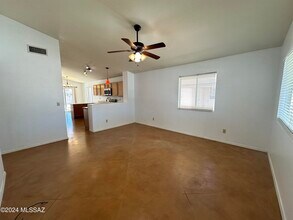 8673 S Desert Dove Dr in Tucson, AZ - Building Photo - Building Photo
